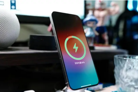 和平镇苹果15换屏服务分享用什么充电器给iPhone15充电更好 